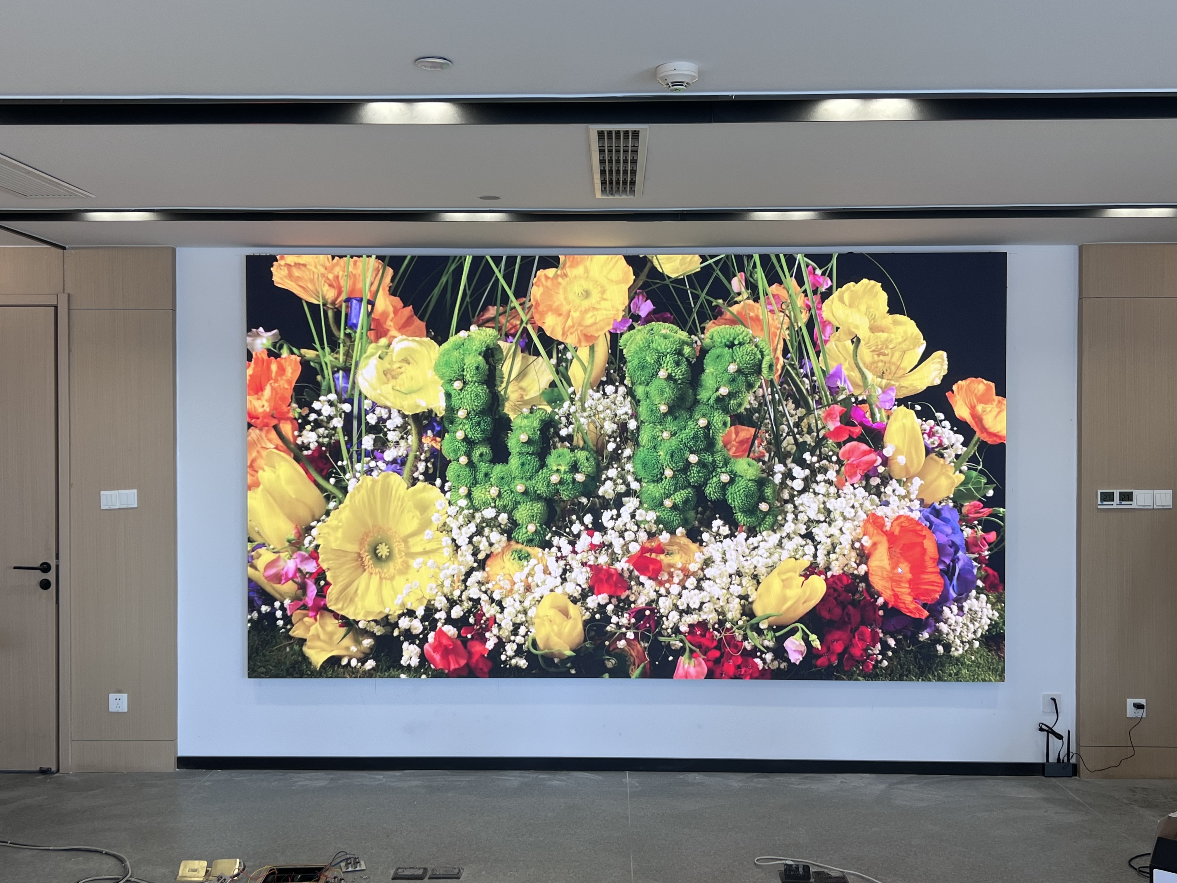 Phoenix Group Conference Room: P0.93 COB Display