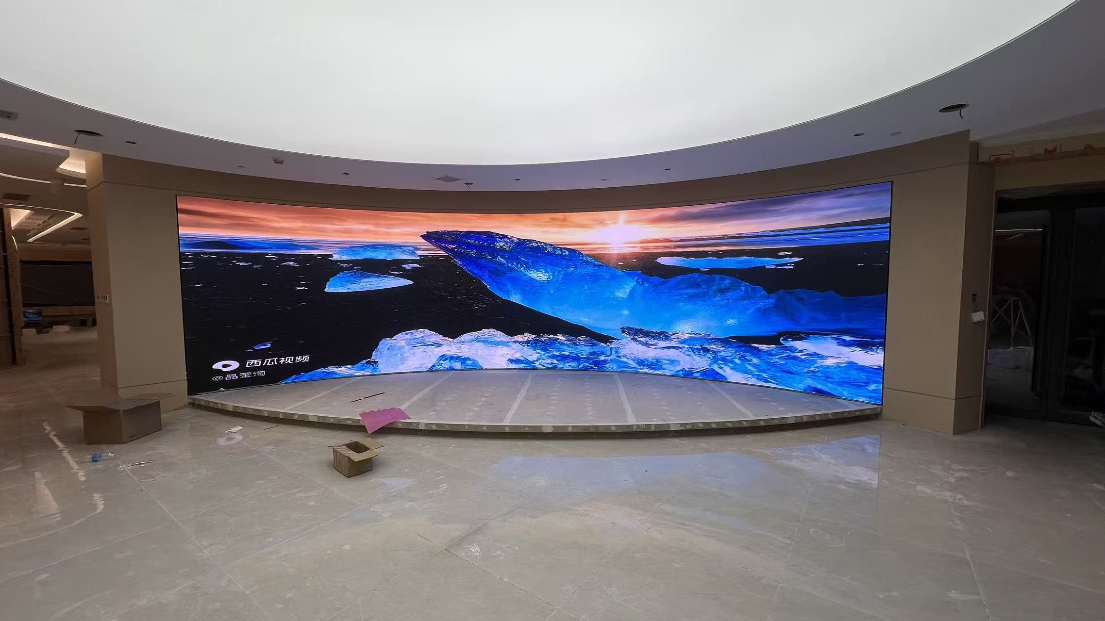 Super-large arc-shaped COB display screen